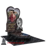 гранитный памятник в форме сердца с ангелом